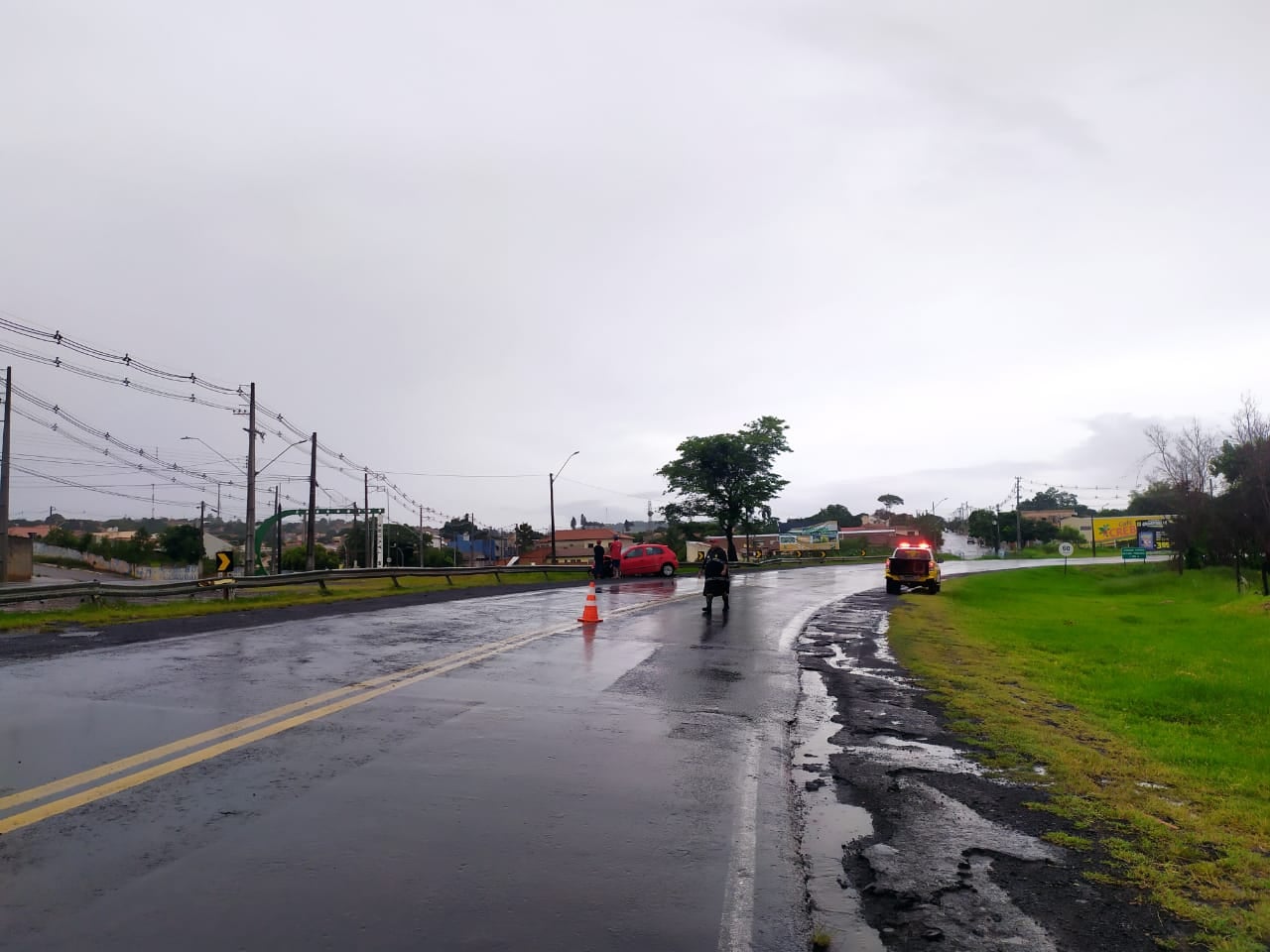 Colisão entre Gols deixa motorista ferido na PR-092