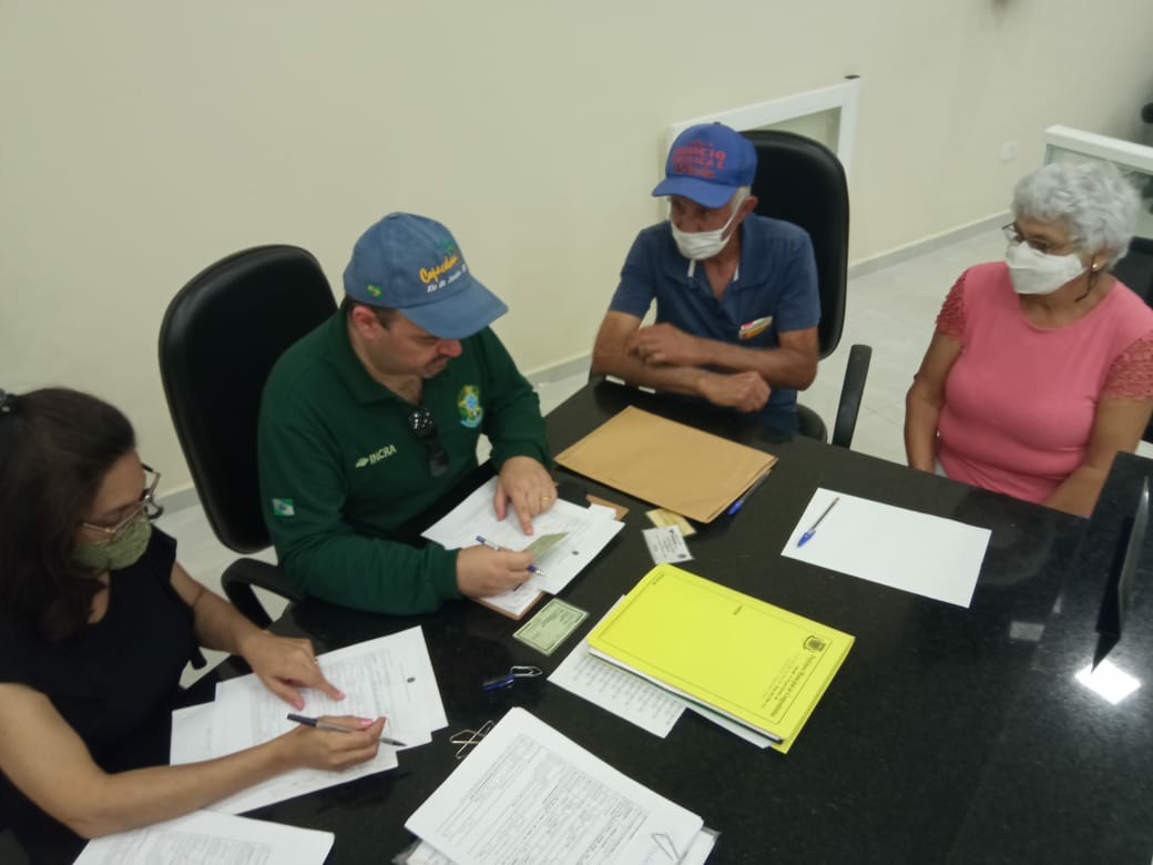 Prefeitura e Incra entregam contratos de Concessão de Uso para famílias de dois assentamentos
