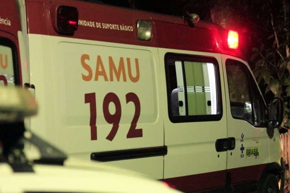 Mulher ensanguentada é levada ao hospital após ser agredida com um espeto