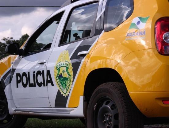 Homem pede para usar o telefone e assalta casal com a ajuda de comparsas de peruca e máscara