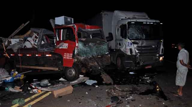 Colisão entre caminhões deixa filho de motorista preso as ferragens