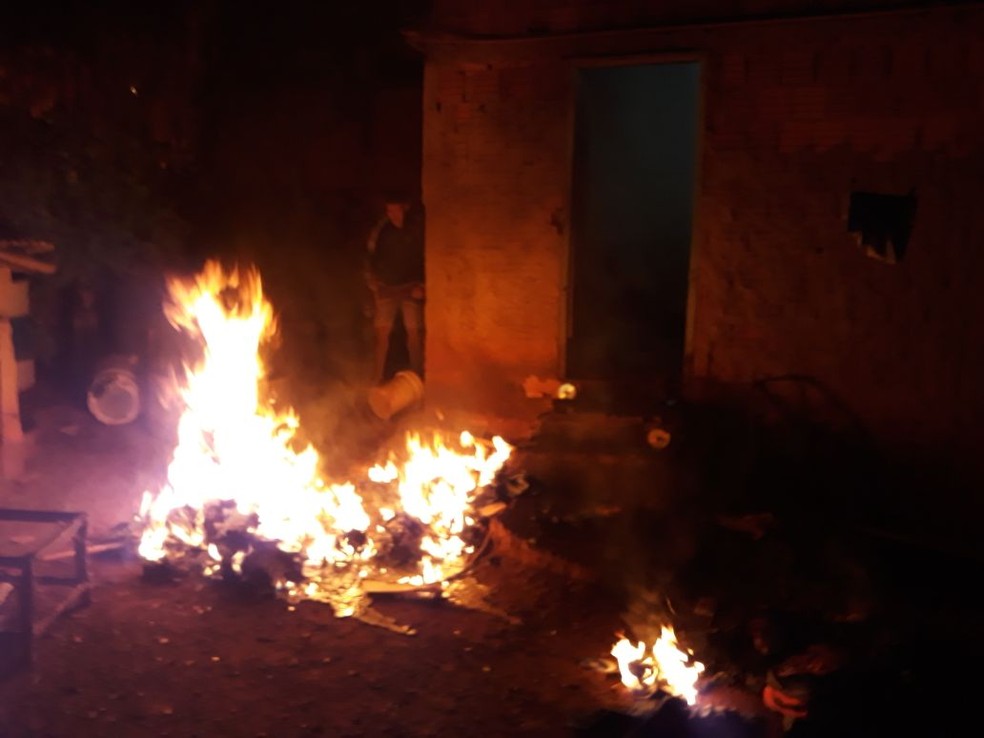 Após discussão, mulher ateia fogo nas roupas do marido