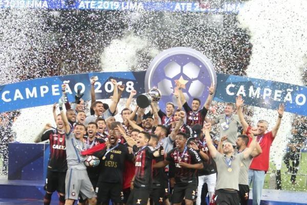 Atlético vence o Junior nos pênaltis, conquista a Sul-Americana e faz história
