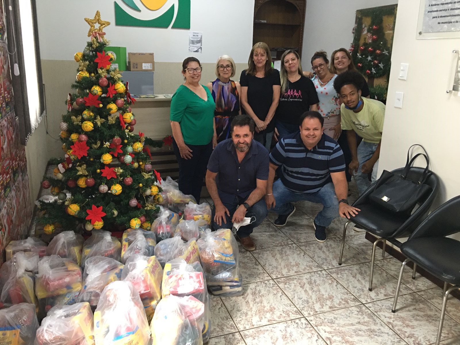 ACEBRAZ arrecada cestas de natal e doa para famílias carentes