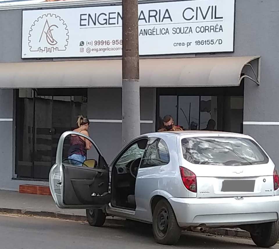 Carro bate em poste no Centro de Wenceslau Braz