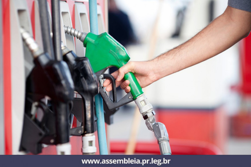 Encher o tanque “até a boca” é proibido no Paraná
