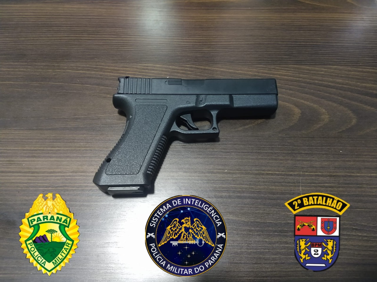 Suspeito tenta assaltar policial com arma de brinquedo e leva tiro no braço