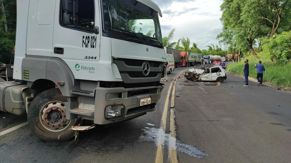 Motorista morre e três ficam em estado grave em acidente na BR-153