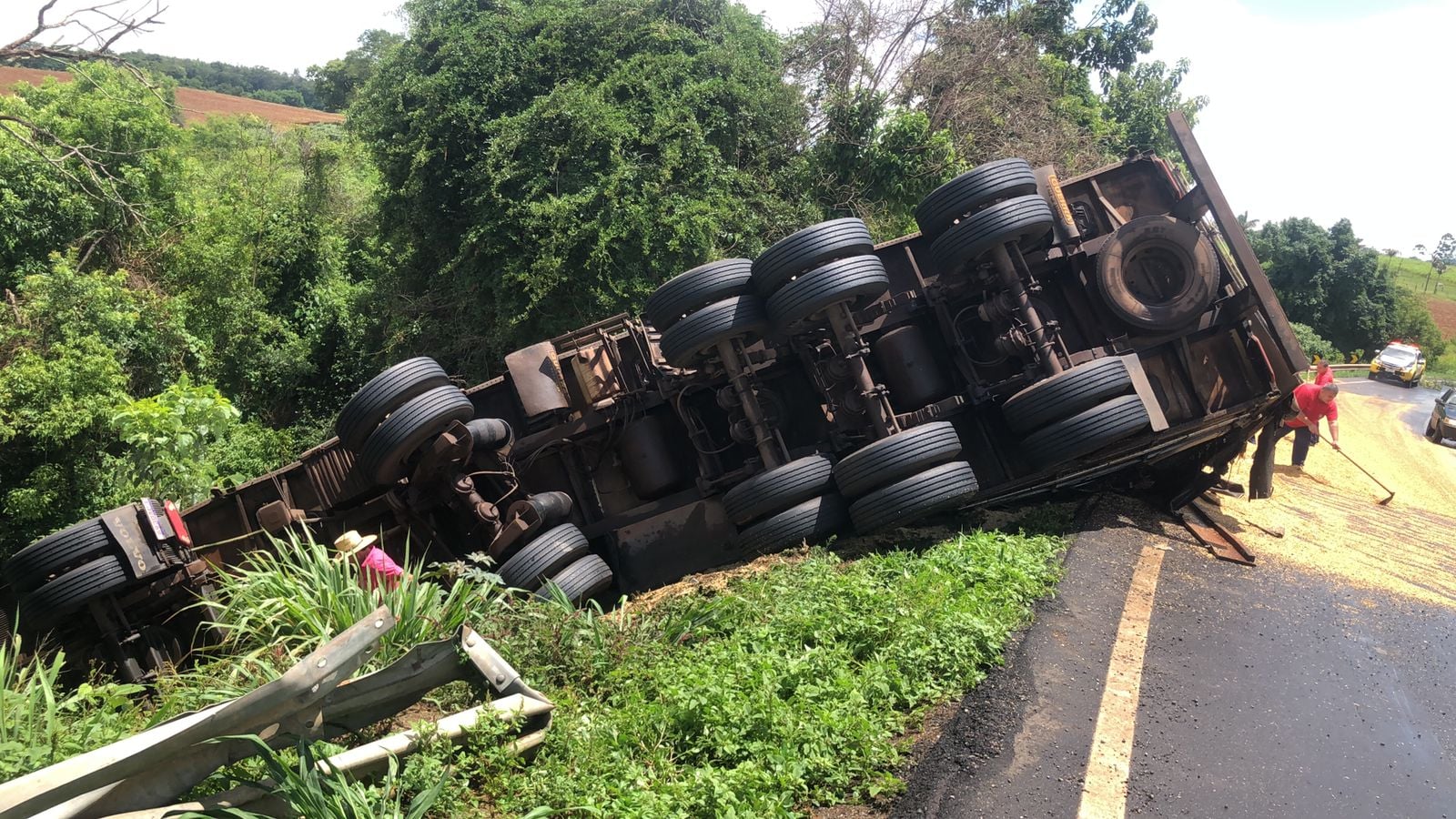 Carreta tomba na curva do “Saltinho” na PR-092 em Siqueira Campos