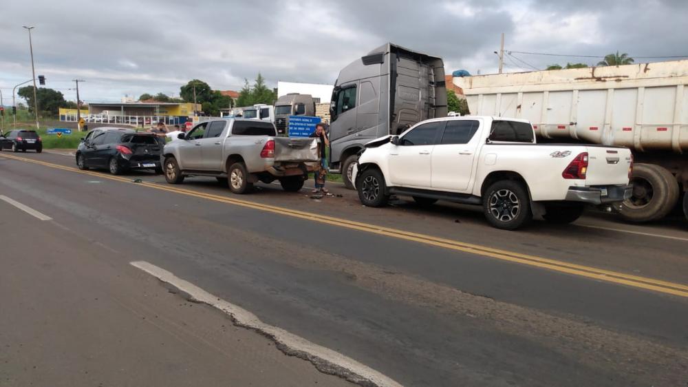 Quatro veículos se envolvem em acidente na BR-153