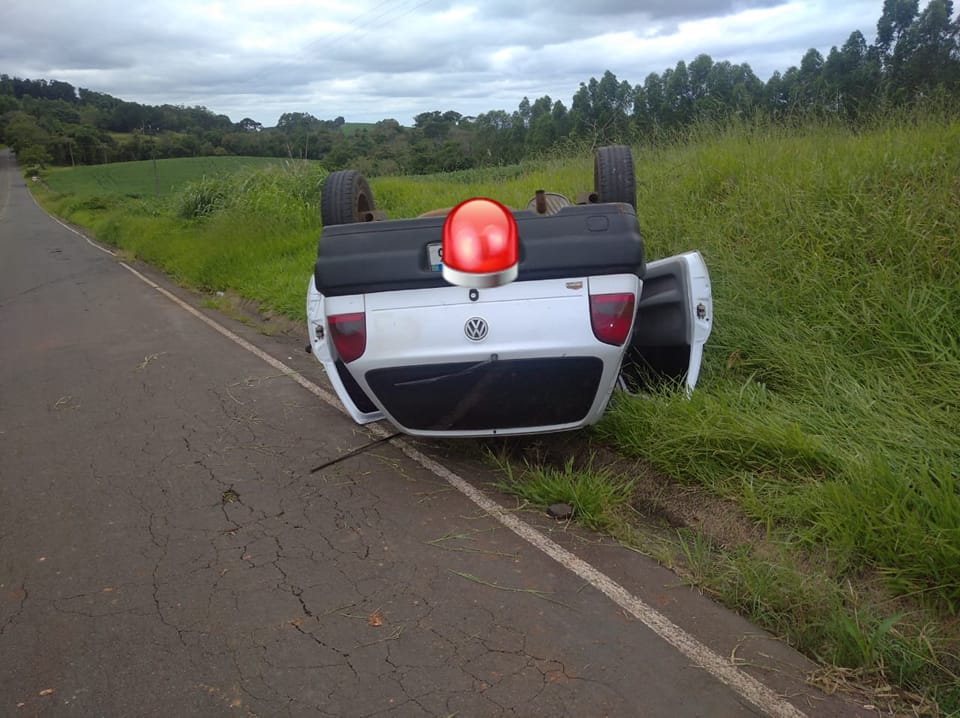 Motorista e passageira ficam feridas em capotamento em Santana do Itararé