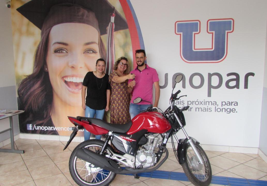 UNOPAR sorteia e premia universitário com uma moto 0km
