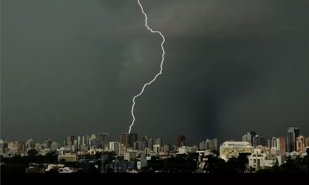 Homem é atingido por raio dentro de casa e morre no Paraná