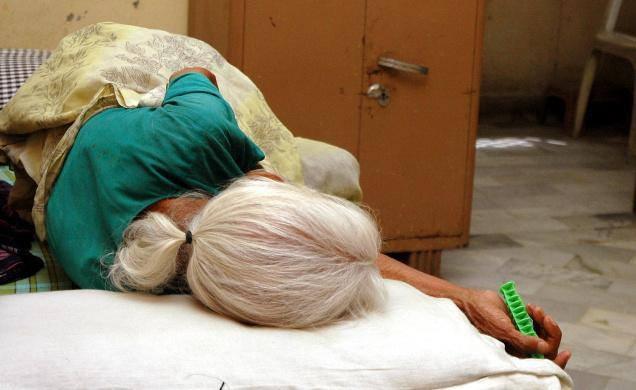 Idosa acamada de 90 anos é abandonada em residência