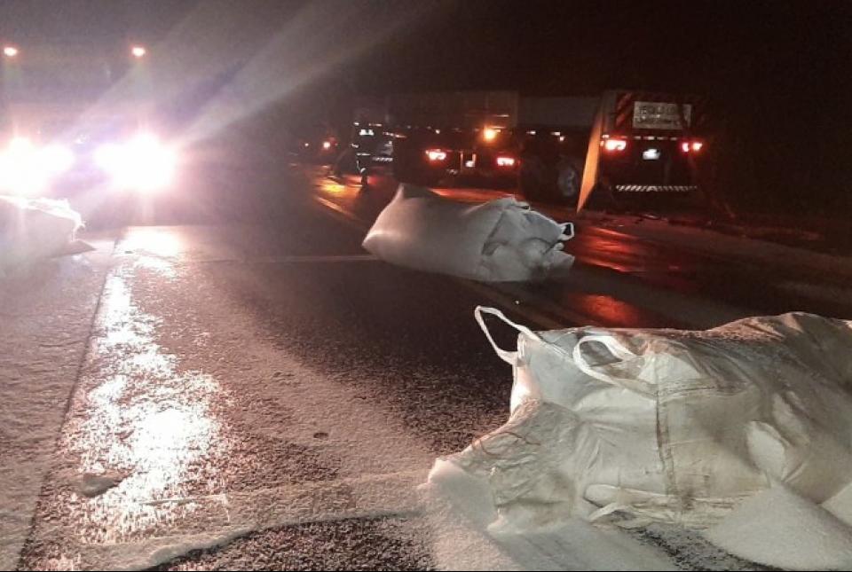 Carreta tomba e carga atinge automóvel na BR-153 em Ibaiti