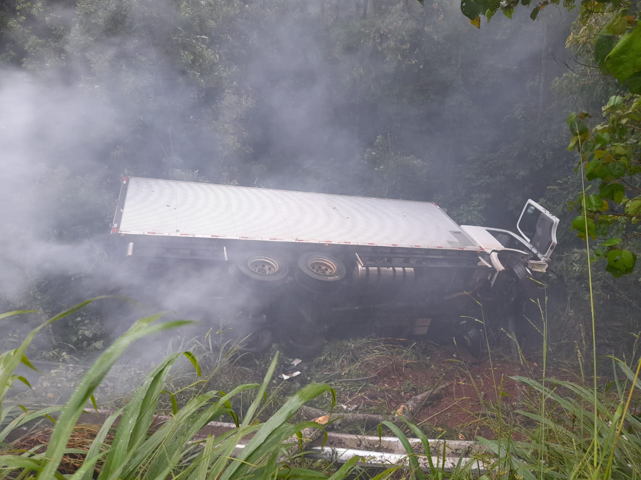 Brazense morre em acidente entre carro e caminhão na PR-092