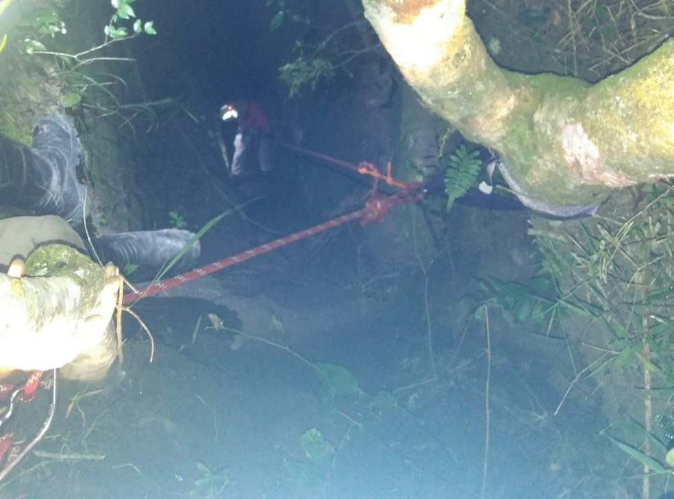 Bombeiros resgatam corpo encontrado em fenda com 40 metros de profundidade em Sengés