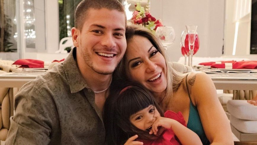 Mayra Cardi dá detalhes sobre estado de saúde de sua filha com Arthur Aguiar após parada respiratória