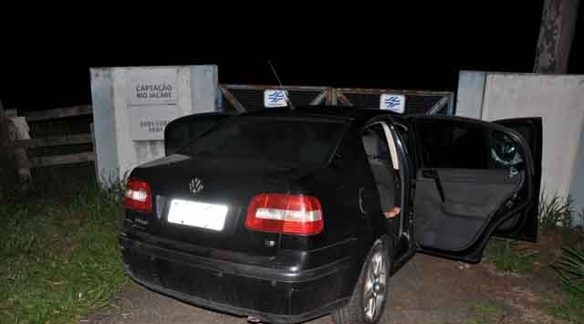 Homem é encontrado morto dentro de carro em Jacarezinho