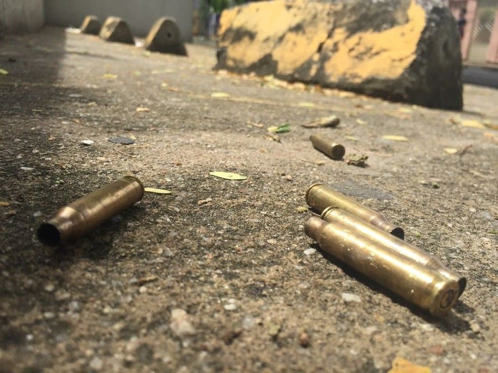 Dono de distribuidora de bebidas leva tiro de dois caras em uma moto