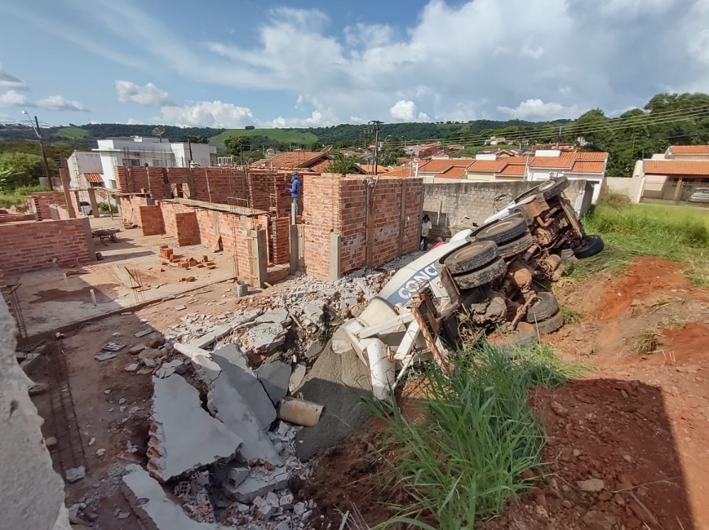 Caminhão betoneira cai dentro de piscina em Santo Antônio da Platina