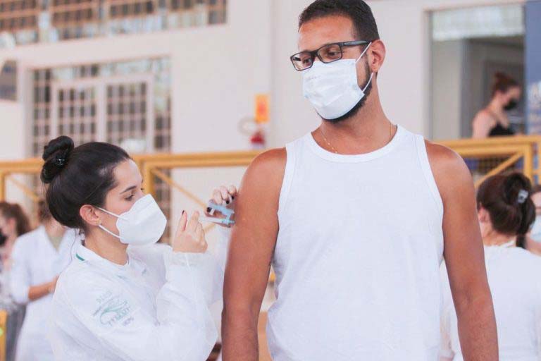 Estudo mostra que risco de morte por Covid é 22 vezes menor entre vacinados com todas as doses