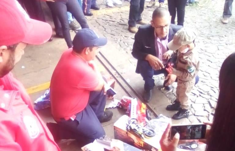 Menino que sonha em ser bombeiro visita sede em Siqueira Campos e ganha força na luta contra o câncer