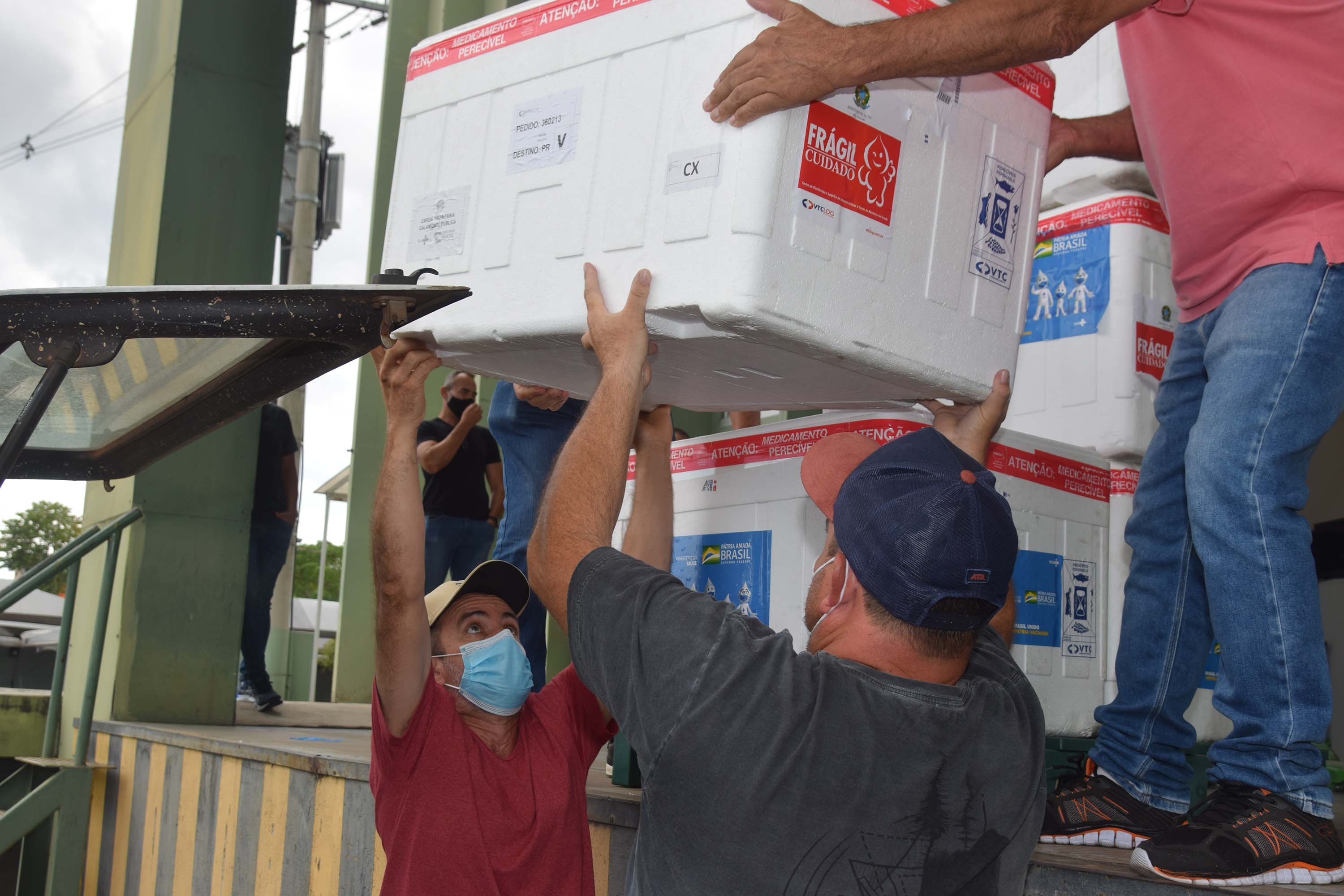 Saúde inicia semana com distribuição de 356,1 mil testes e 467,4 mil vacinas contra Covid-19