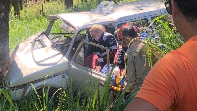 Acidente envolvendo um veículo e uma cobra deixa três pessoas gravemente feridas