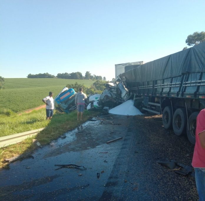 Acidente envolvendo caminhões deixa três pessoas gravemente feridas próximo ao Distrito de Calógeras