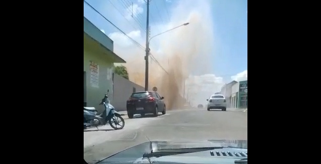 Tubulação se rompe e cria 