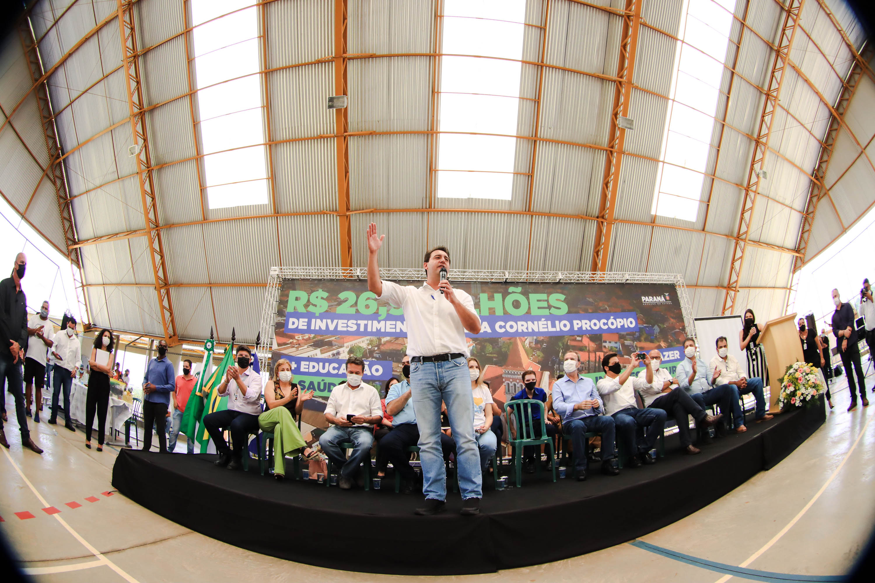 Em Cornélio Procópio, governador entrega um dos últimos colégios paralisados na Quadro Negro