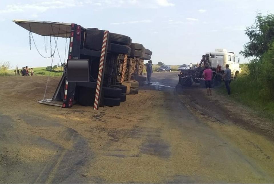 Acidente com carreta com placas de W. Braz deixa criança de dois anos ferida na PR-092