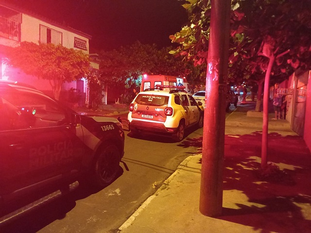 Idosa e rapaz são esfaqueados após briga em Jacarezinho