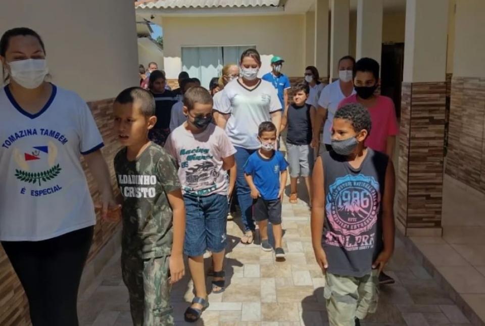 Alunos do NRE de Ibaiti participam de treinamento de evacuação de emergência nas escolas