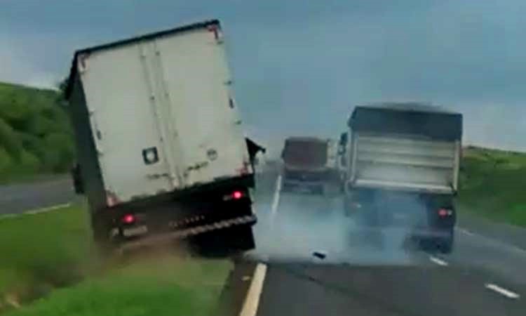 Briga na estrada faz motorista jogar caminhão em cima de carreta. Veja o vídeo!