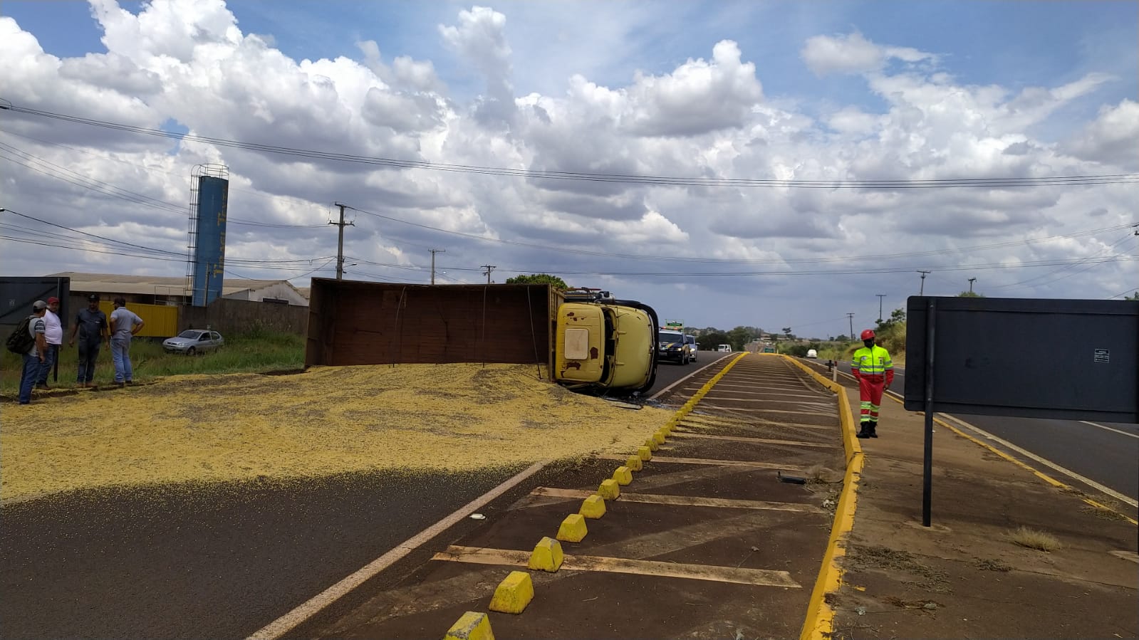 Caminhão tomba, motorista fica ferido e veículo é apreendido com documento atrasado