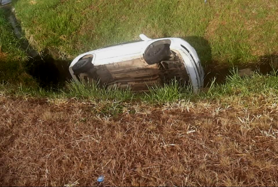 Mãe e filho ficam feridos após carro sair da pista e tombar na BR-153 em Ibaiti