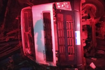 Homem fica ferido após tombar caminhão na PR-092 entre Wenceslau Braz e Arapoti