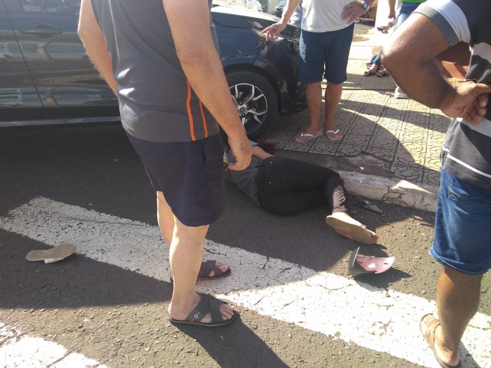 Homem bate moto em carro, foge e abandona garupa ferida no local