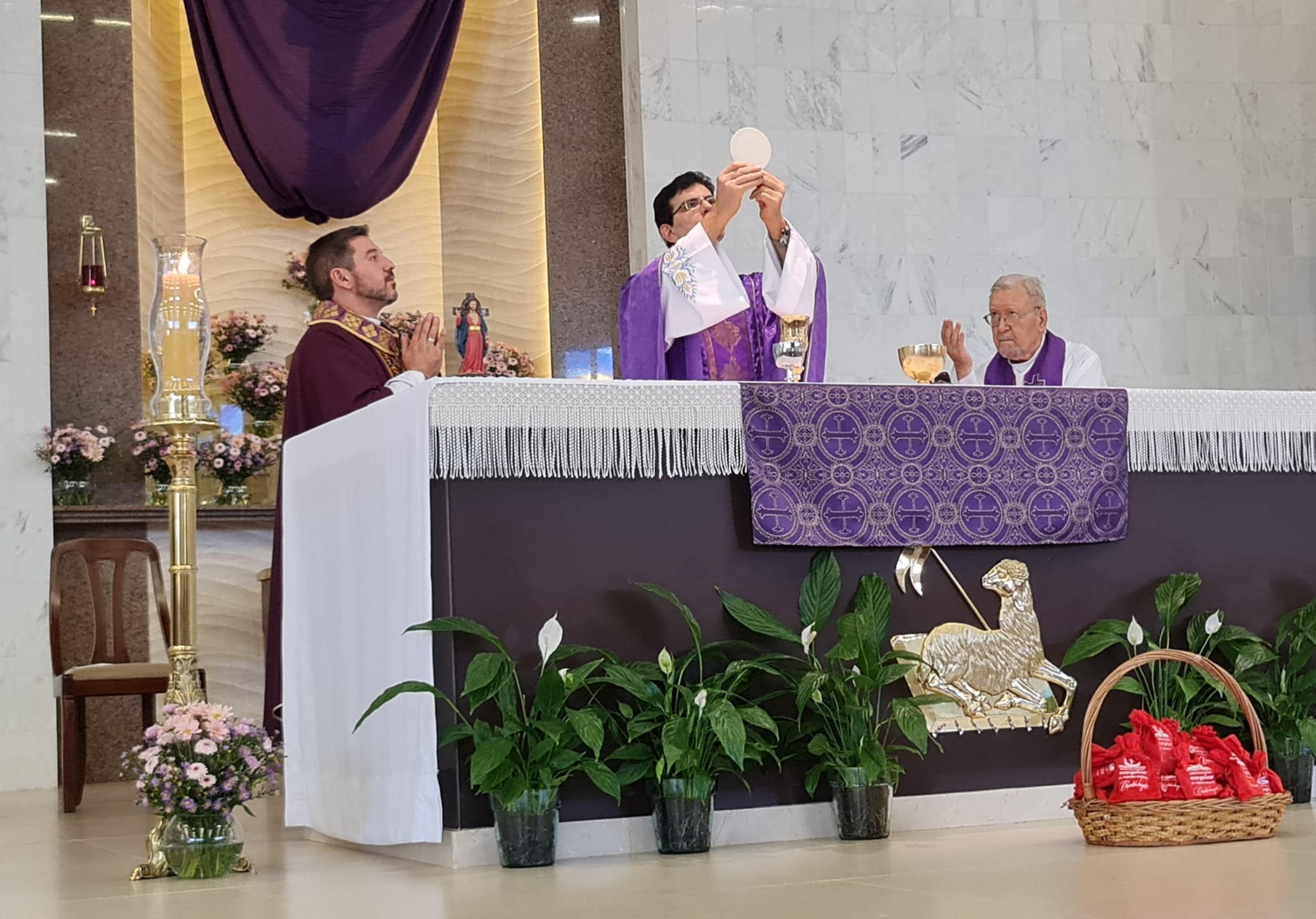 Arapoti sedia celebração de missa com o padre Reginaldo Manzotti