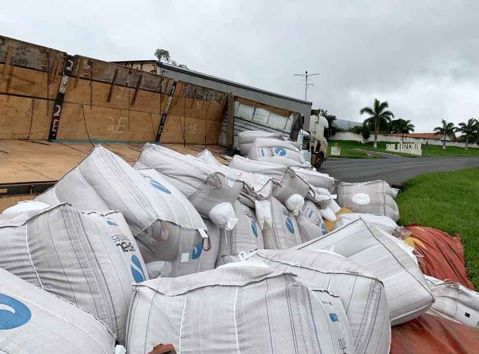Carga de carreta tomba e deixa trânsito lento na PR-092 em Wenceslau Braz
