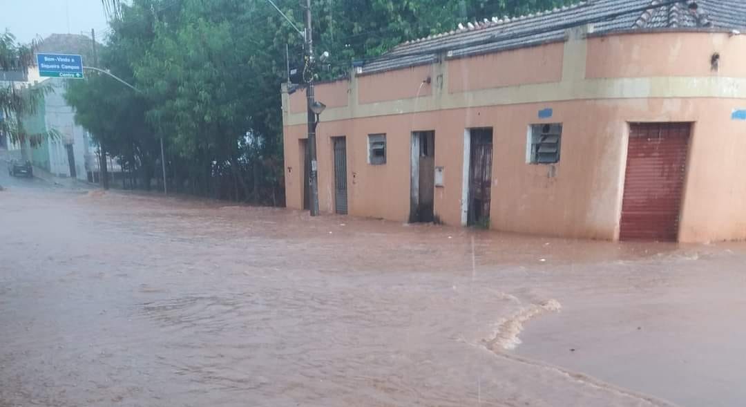 Chuvas do fim de semana causam alagamentos em Siqueira Campos
