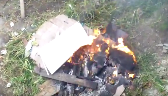 Homem acusa vizinho de furtar residência e policiais encontram objetos em chamas