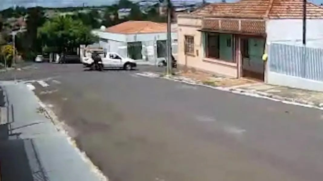 Motociclista bate em caminhonete, ‘voa’ e cai sentado