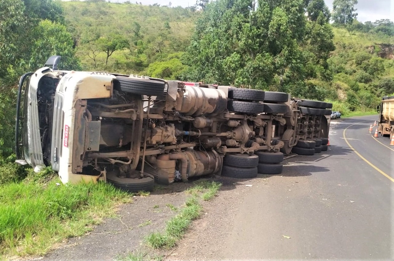 Carreta carregada com azulejos tomba no trecho que liga Wenceslau Braz a Arapoti