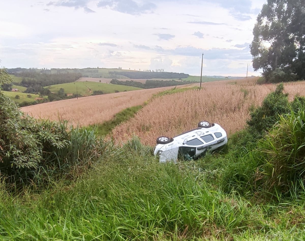 Carro sai da pista e motorista fica ferida na PR-092 em Wenceslau Braz