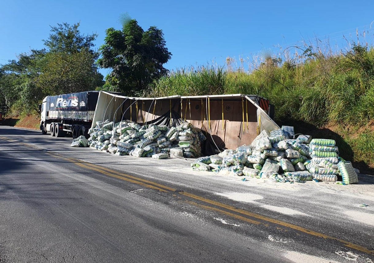 Reboque de carreta carregado com arroz tomba na PR-092