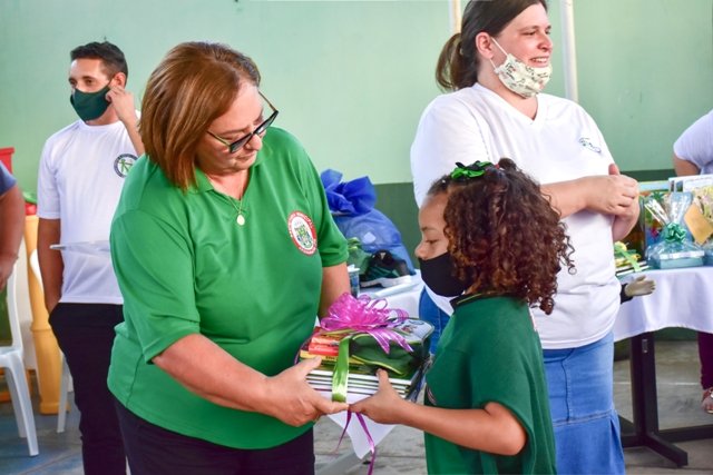 Referência no Estado, escolas de Jaguariaíva recebem kit’s completos de uniforme e material escolar 
