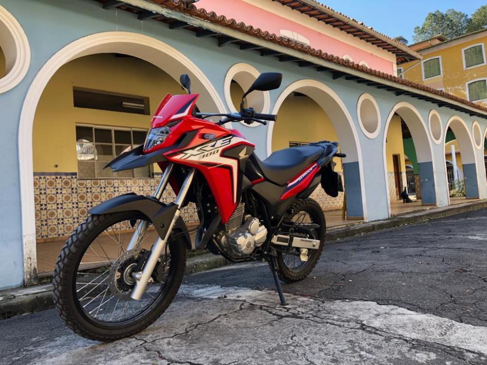 Jovem empina moto com a camisa do serviço e é dedito no trabalho